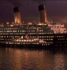Nomadic przy burcie Titanica w porcie w Cherbourgu - na filmie J.Camerona z 1997 roku