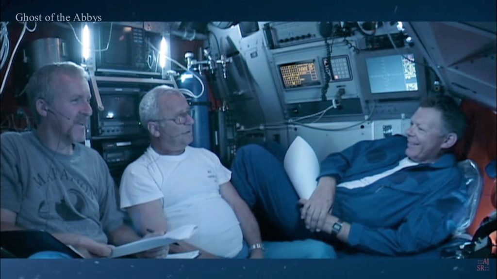James Cameron (po lewej) i Don Lynch (po prawej) schodzą do wraku Titanica