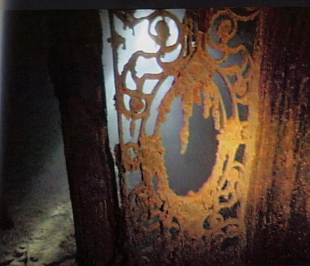 Drzwi recepcyjne pokładu D we wraku Titanica