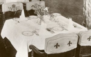 Zbliżenie stołu w jadalni pierwszej klasy Olympica